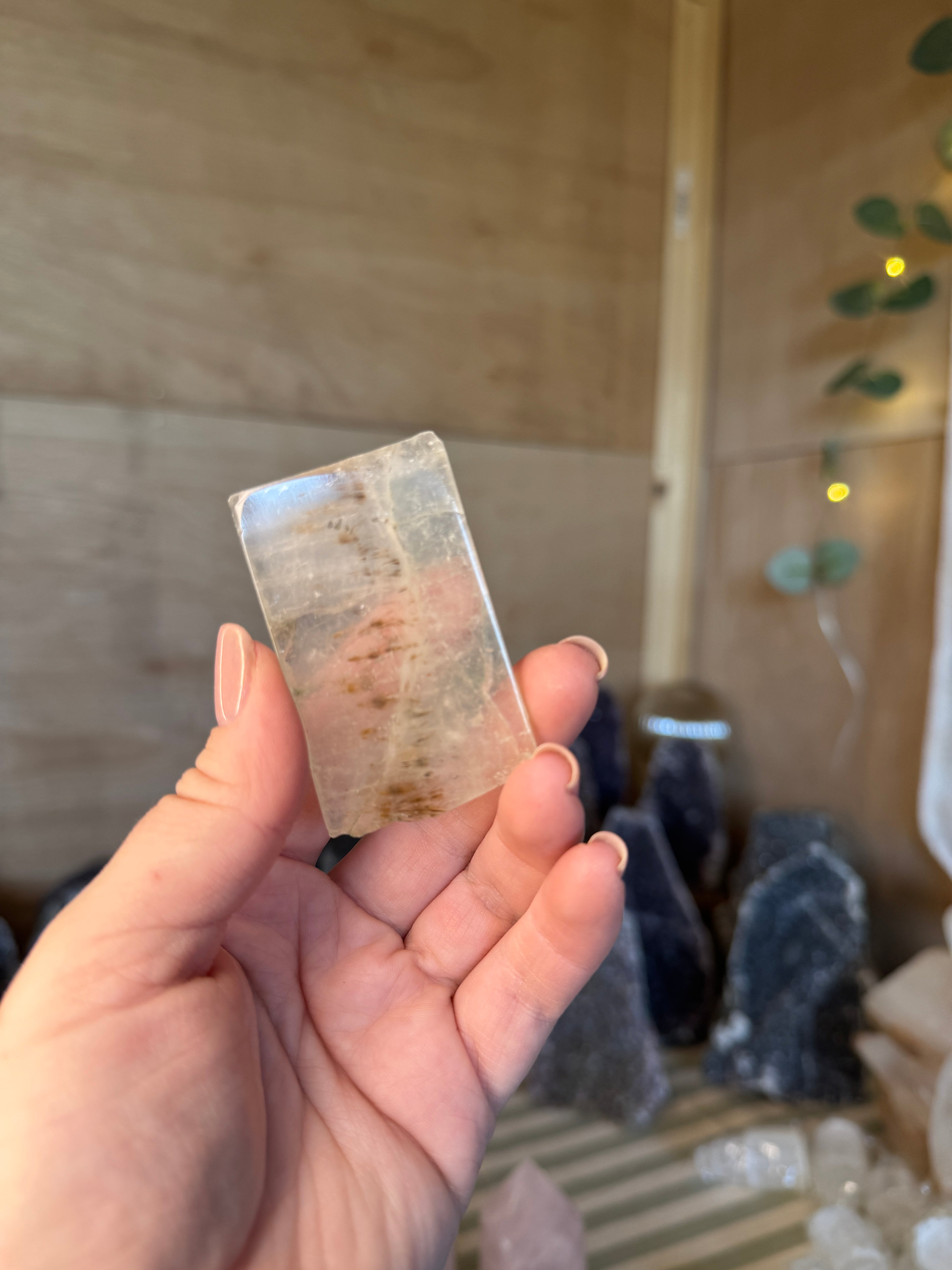 Included garden quartz slice
